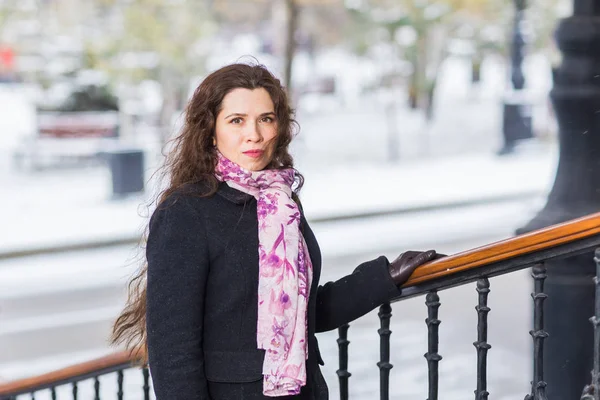 Glimlachend jonge vrouw neemt een wandeling buiten aan winterdag — Stockfoto