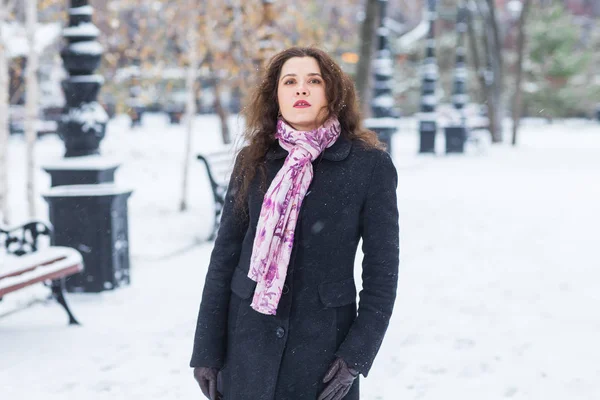 Koncept zimní, módní a lidé - portrét mladé ženy se při procházce venku — Stock fotografie
