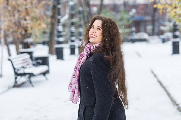 Sorrindo jovem mulher está dando um passeio ao ar livre no dia de inverno — Fotografia de Stock