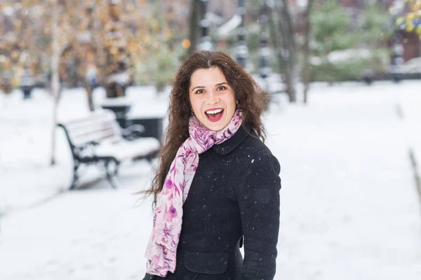 Seizoen, mensen en emoties concept - jonge charmante vrouw geniet van de besneeuwde winter — Stockfoto