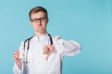 Kötü ilaç ve ilaç sorunları kavramı - doktorunuza veya eczacınıza burun spreyi başparmak ile mavi arka plan üzerinde basılı