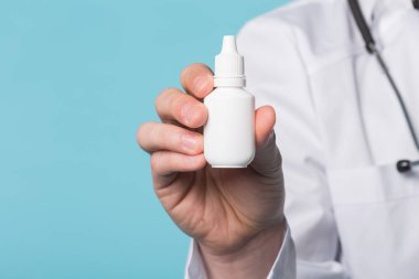 Doktorlar tıbbi damla üzerinde mavi arka plan el