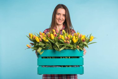 Mutlu kadın Studio ellerinde çiçek kutusu ile gülüyor