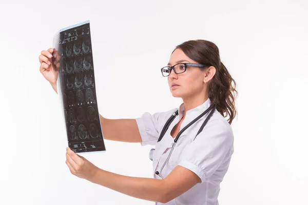 흰색 바탕에 x 선 영상 보고 젊은 여성 의사. Mri 스캔, 자기 공명, 방사선과 개념 — 스톡 사진