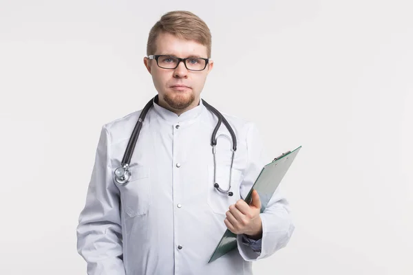 Médico de medicina masculina segurando prancheta em fundo branco . — Fotografia de Stock