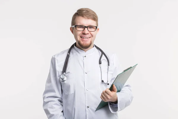 의학, 건강 및 치료 개념-행복 미소 의사 흰색 배경에 고립 된 클립보드에 쓰기 — 스톡 사진