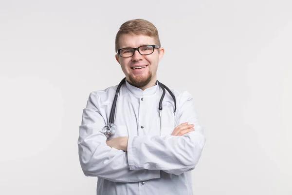 Médico do sexo masculino sorridente em pé sobre fundo branco. Conceito médico . — Fotografia de Stock