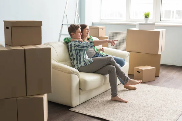 New home, moving and real estate concept - Lovely couple discussing interior of their new flat — Stock Photo, Image