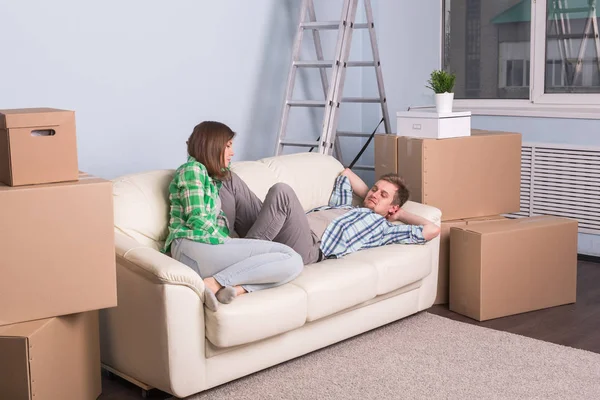 Umzug, Immobilien und Umzugskonzept - junges Paar zieht in neue Wohnung — Stockfoto