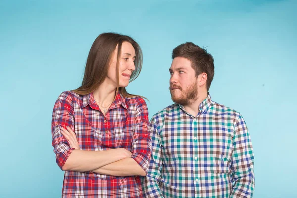 Engraçado Jovem Casal Rindo Estúdio Azul — Fotografia de Stock