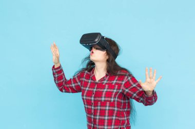 Gelecekte, teknoloji ve insan kavramı - vr-gözlüklü mavi arka plan üzerinde şaşırtıcı genç kadın