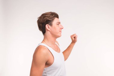 Genç yakışıklı dans eden adam beyaz bir arka plan üzerinde