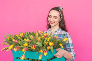 Demet lale pembe bir arka plan üzerinde olan esmer kadın