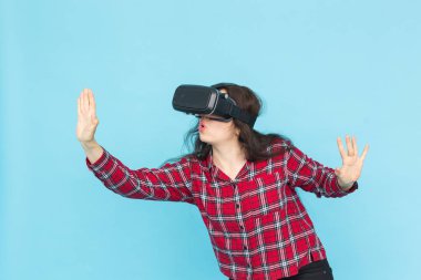 Teknoloji ve insan kavramı - genç kadın vr-gözlük el ile mavi arka plan üzerinde test.