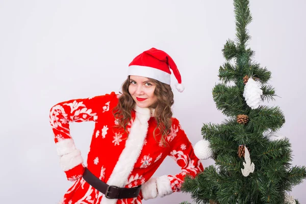 Xmas giyen içinde kız Noel Baba kostüm Noel ağacının yanında. — Stok fotoğraf