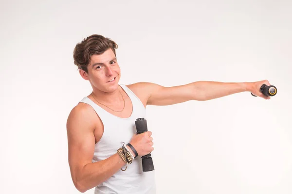 Sport-, fitness- och människor koncept - stilig atletisk man med hantlar på vit bakgrund — Stockfoto