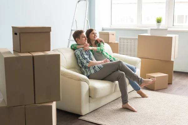 Nytt hem, flyttar och fastigheter koncept - härlig par diskuterar interiören i nya lägenheten — Stockfoto