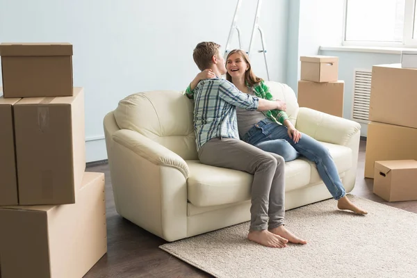 새로운 가정, 이동 및 부동산-행복 한 커플 소파에 앉아서 새로운 평면을 논의 — 스톡 사진