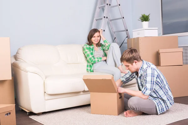 Deslocalização, nova casa e conceito imobiliário - Casal jovem upacking em seu novo apartamento juntos — Fotografia de Stock