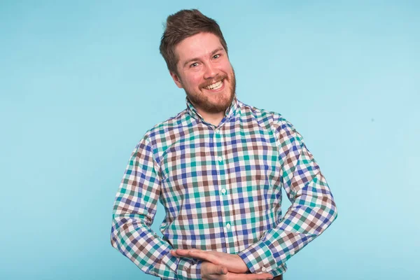 Retrato de cerca del hombre guapo barbudo sobre fondo azul — Foto de Stock