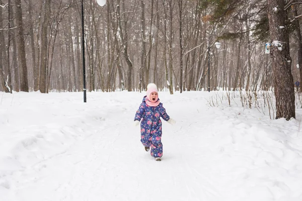 Invierno, la infancia y el concepto de la naturaleza - niña caminando en el invierno al aire libre — Foto de Stock