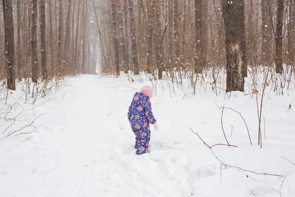 Conceito de infância e crianças - caminhada de menina no inverno ao ar livre — Fotografia de Stock