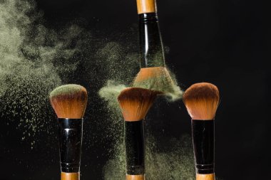 Güzellik ve mineral toz kavramı - oluşturan kozmetik fırça ve patlama renkli makyaj toz arka plan