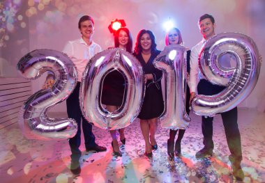 Parti, insanlar ve yeni yıl tatilleri kavramı - kadın ve erkek yeni yıl arifesinde 2019 kutluyor