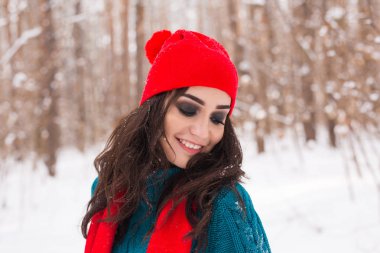 Güneşli gün karlı kış parkta yürüyen genç güzel kadın portresi kapatın