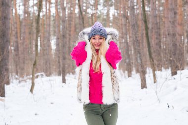 Kış, güzellik ve moda kavramı - kürk manto karlı doğa arka plan, Sarışın genç kadın portresi