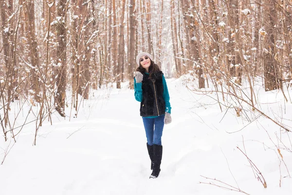 Έννοια του χειμώνα, εποχή και άνθρωποι - νέοι όμορφο γυναίκα που περπατά στο χιονισμένο πάρκο — Φωτογραφία Αρχείου