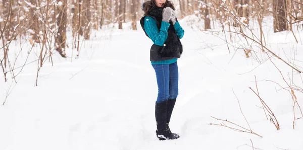 Primo piano di bella giovane donna che cammina nella natura innevata invernale — Foto Stock