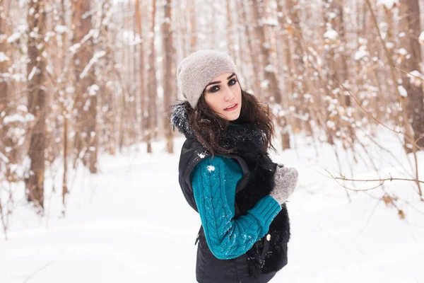 Fiatal, csinos nő séta a téli havas parkban a napsütéses napon — Stock Fotó