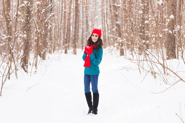 Joyeux jeune femme marchant en hiver. Jolie fille dans la nature enneigée — Photo