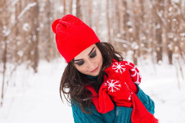 Ritratto ravvicinato di giovane bella giovane donna che cammina nella natura innevata invernale — Foto Stock