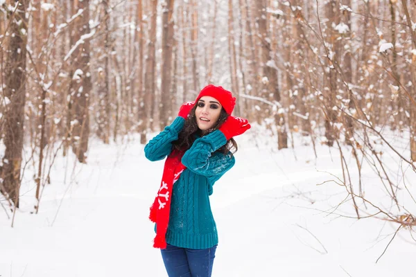 Щаслива молода жінка, що йде в зимовий час. Красива дівчина в засніженій природі — стокове фото
