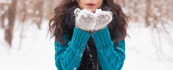 Rapariga Natal. Inverno jovem mulher soprando neve no inverno natureza close-up — Fotografia de Stock