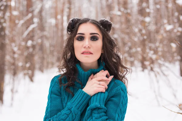 Зима, сезон і концепція людей Портрет молодої красивої жінки, що йде в засніженому парку — стокове фото