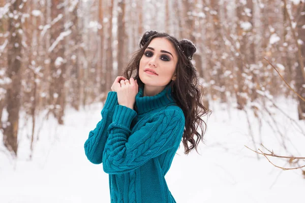 Portré, fiatal, csinos nő séta a téli havas parkban a napsütéses napon — Stock Fotó