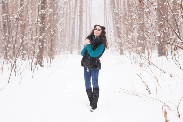 Giovane donna felice che cammina in inverno. Bella ragazza nella natura innevata — Foto Stock