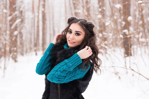 Счастливая молодая женщина ходит в зимнее время. Красивая девушка в снежной природе — стоковое фото