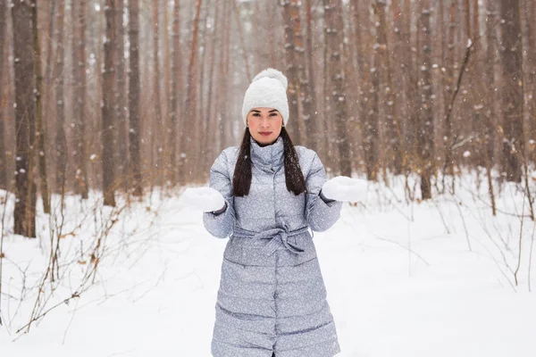 Inverno, conceito de beleza e moda - Retrato de jovem mulher de casaco com fundo de natureza nevada — Fotografia de Stock