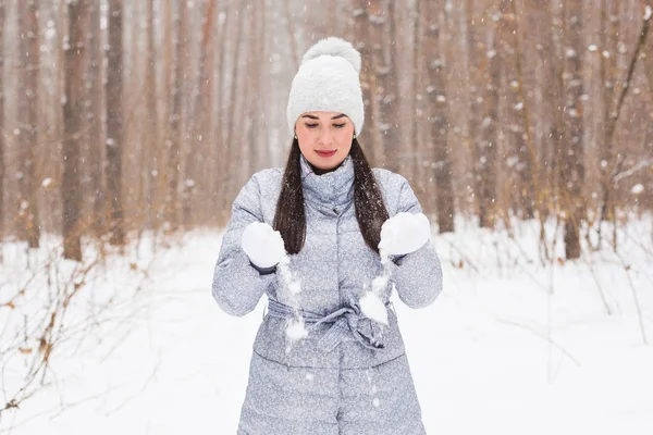 陽気な若い女性は雪で冬の森の中を歩く幸せな冬、休日、人々 のコンセプト- — ストック写真