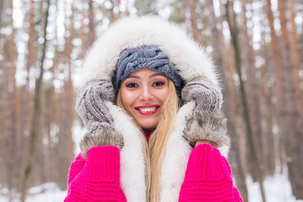 Divat, a tél és az emberek koncepció - a fiatal, vonzó nő szőrme mellény öltözve, mint havas természet háttér — Stock Fotó