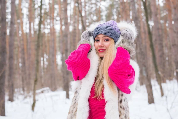 Winter, Schönheit und Modekonzept - Porträt einer blonden jungen Frau im Pelzmantel vor verschneitem Naturhintergrund — Stockfoto