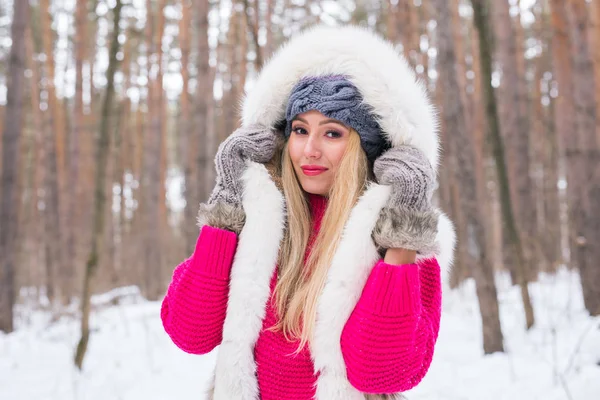 Mode, beauté et concept de personnes - Portrait de jeune femme blonde en manteau de fourrure sur fond d'hiver — Photo