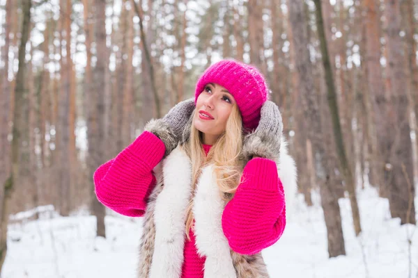 Nature, mode et concept de personnes - Jeune femme blonde séduisante posant dans le parc d'hiver . — Photo