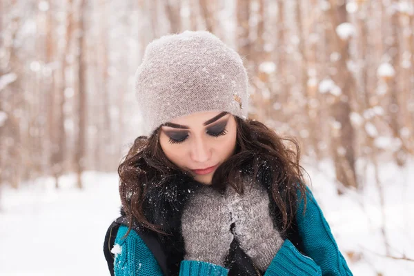 Retrato de una hermosa mujer joven caminando en la naturaleza nevada de invierno —  Fotos de Stock