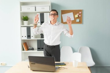 İş, mizah ve insanlar kavramı - Beyaz tişörtlü genç adam olun komik surat