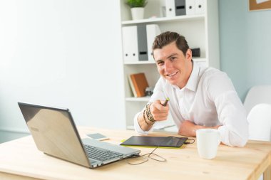 ofiste eğleniyor takım elbiseli Genç adam